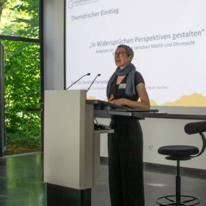 Dr.in Julia Breuer-Nyhsen führt durch den Tag