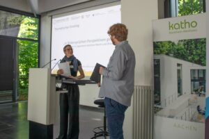 Dr.in Julia Breuer-Nyhsen übergibt das Wort an Prof. Dr. Dominik Farrenberg.