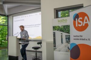 Prof. Dr. Dominik Farrenberg gibt einen fachlichen Input